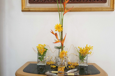 ダイニングルームの装飾花　テーブルセッティング