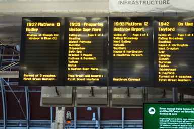 ロンドンパディントン駅の電車出発案内の掲示板